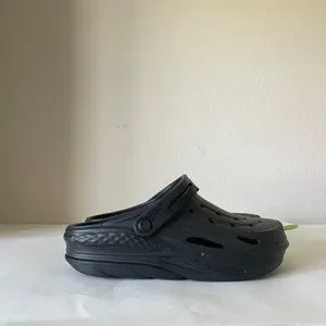 Crocs Unisex-Adult Off Grid Clog K Black Crocs Off Grid Clog Sandals, Black, 20.0 cm : Amazon.sg: Fashion main image 4
